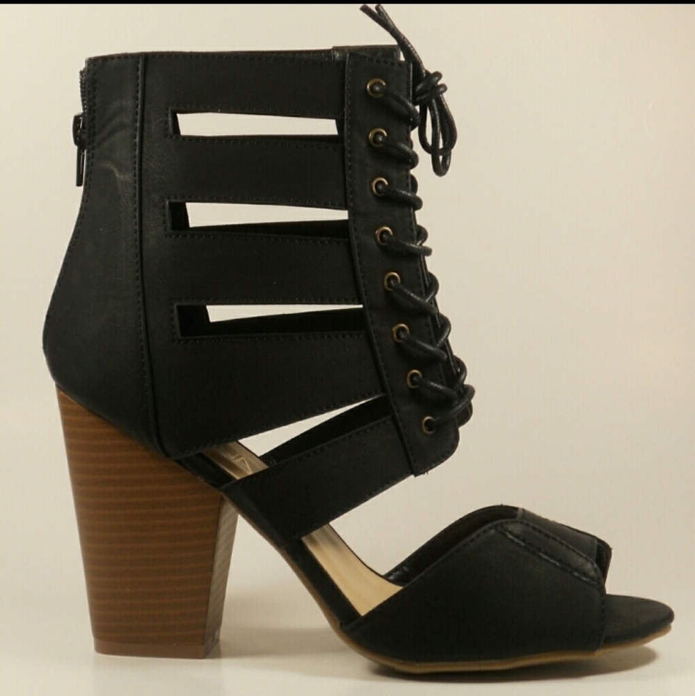 BLACK LACEUP HEELS